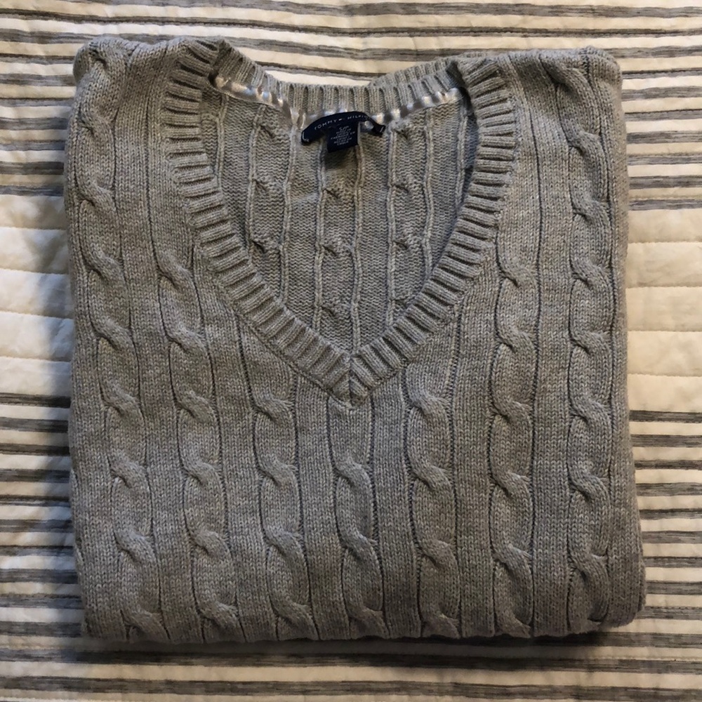 Tommy Hilfiger Cable Sweater. Gray. Small. V neck
